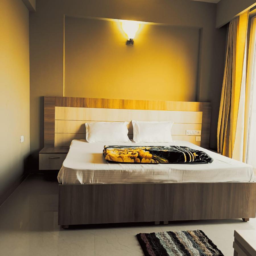 Radhe Krishna Luxury Stay Mathura Exterior photo