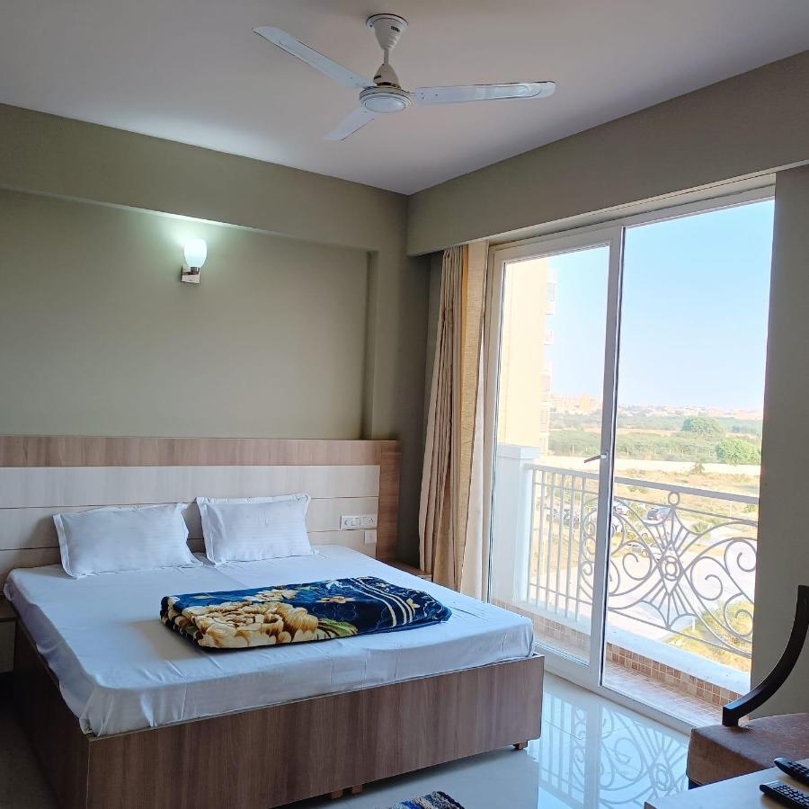 Radhe Krishna Luxury Stay Mathura Exterior photo